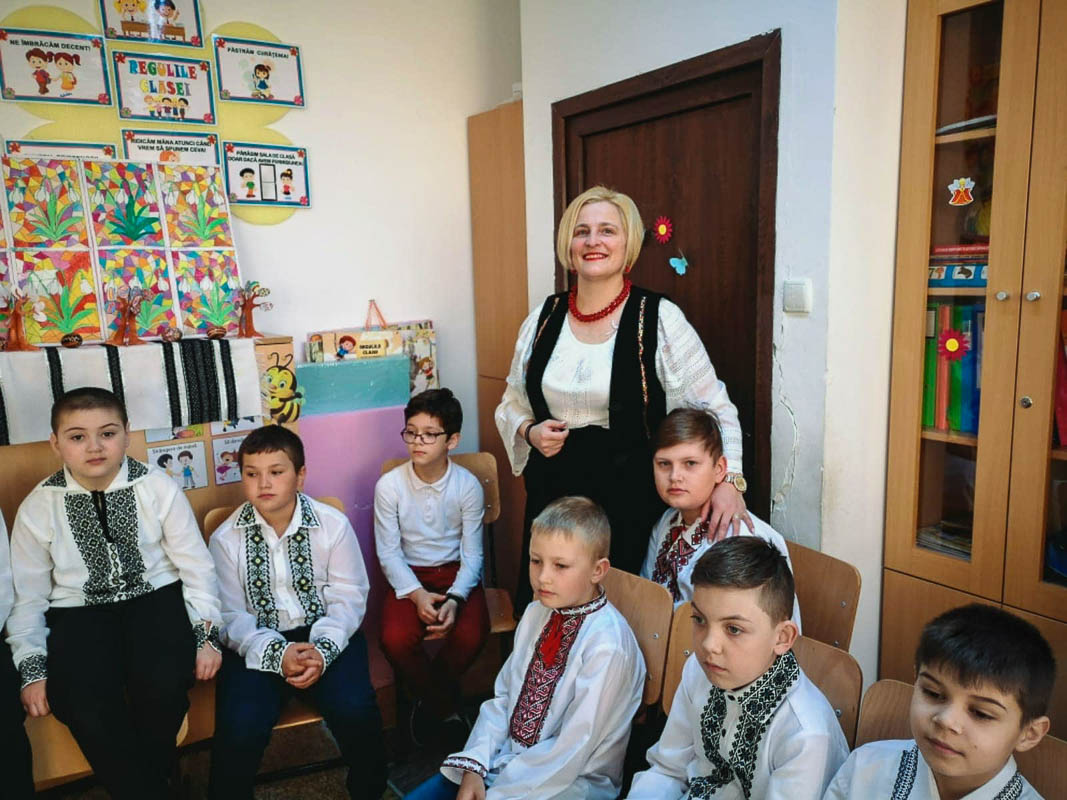 Elevii din Vicovu de Sus, iniţiaţi în taina încondeierii ouălor