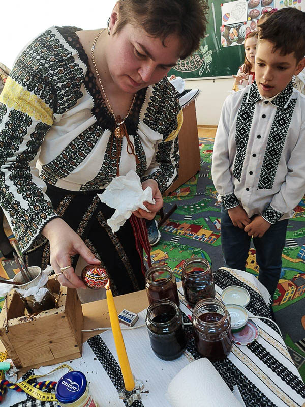 Elevii din Vicovu de Sus, iniţiaţi în taina încondeierii ouălor