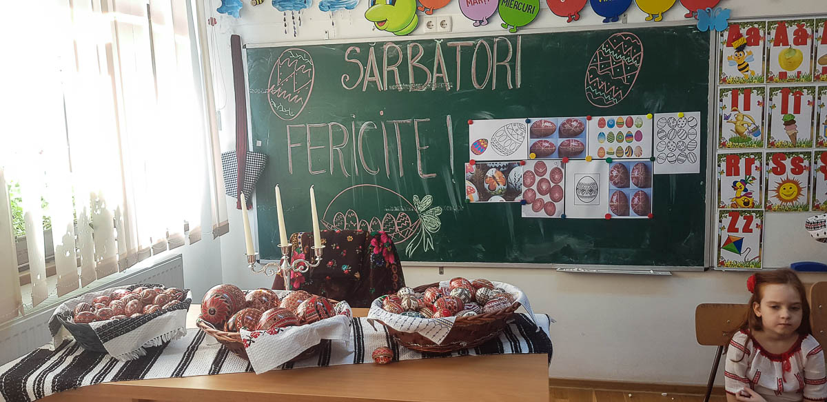 Elevii din Vicovu de Sus, iniţiaţi în taina încondeierii ouălor