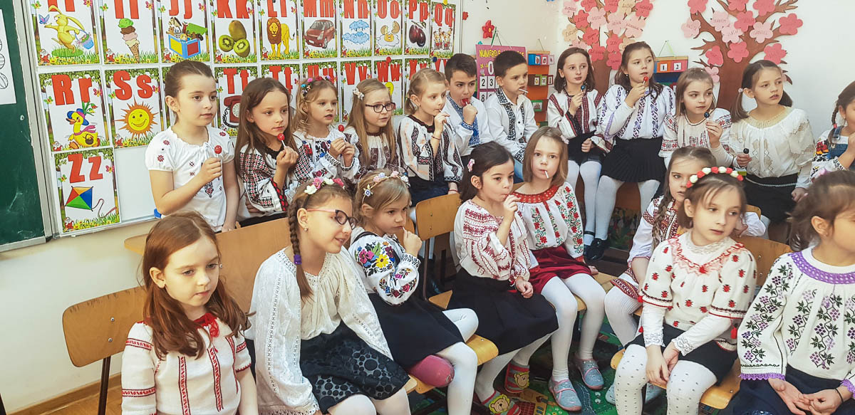 Elevii din Vicovu de Sus, iniţiaţi în taina încondeierii ouălor