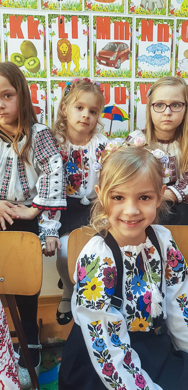 Elevii din Vicovu de Sus, iniţiaţi în taina încondeierii ouălor