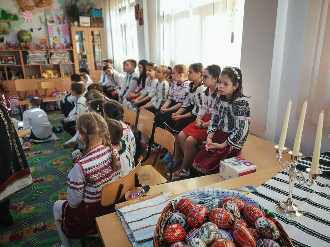 Elevii din Vicovu de Sus, iniţiaţi în taina încondeierii ouălor