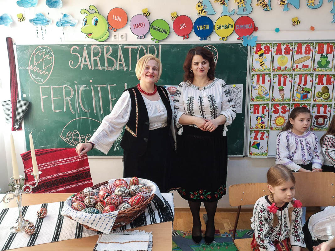 Elevii din Vicovu de Sus, iniţiaţi în taina încondeierii ouălor