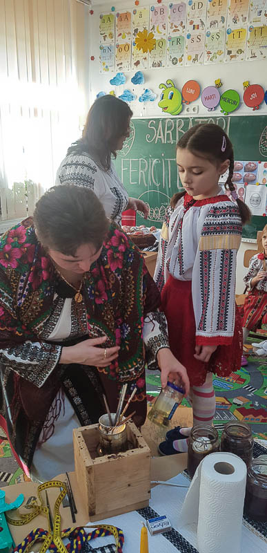 Elevii din Vicovu de Sus, iniţiaţi în taina încondeierii ouălor