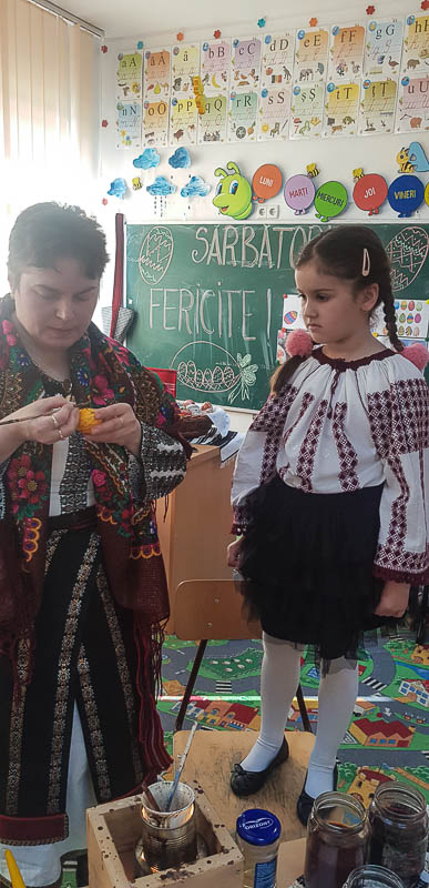 Elevii din Vicovu de Sus, iniţiaţi în taina încondeierii ouălor