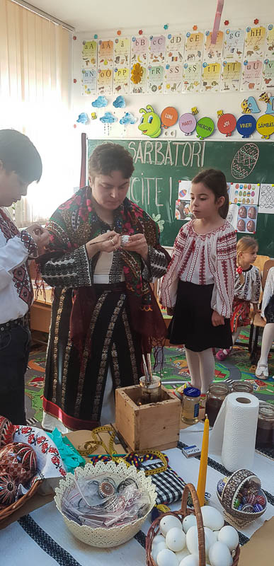 Elevii din Vicovu de Sus, iniţiaţi în taina încondeierii ouălor