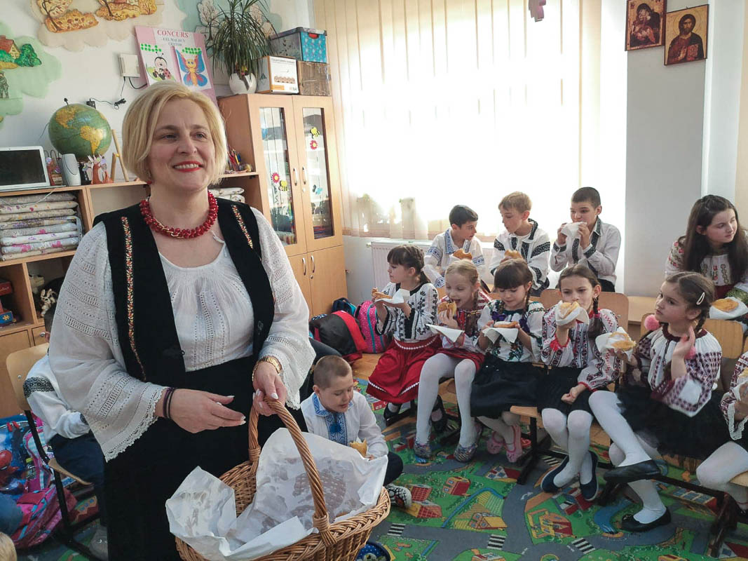 Elevii din Vicovu de Sus, iniţiaţi în taina încondeierii ouălor