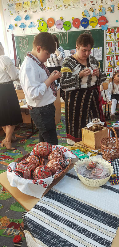 Elevii din Vicovu de Sus, iniţiaţi în taina încondeierii ouălor