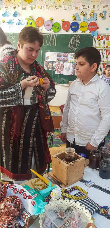 Elevii din Vicovu de Sus, iniţiaţi în taina încondeierii ouălor