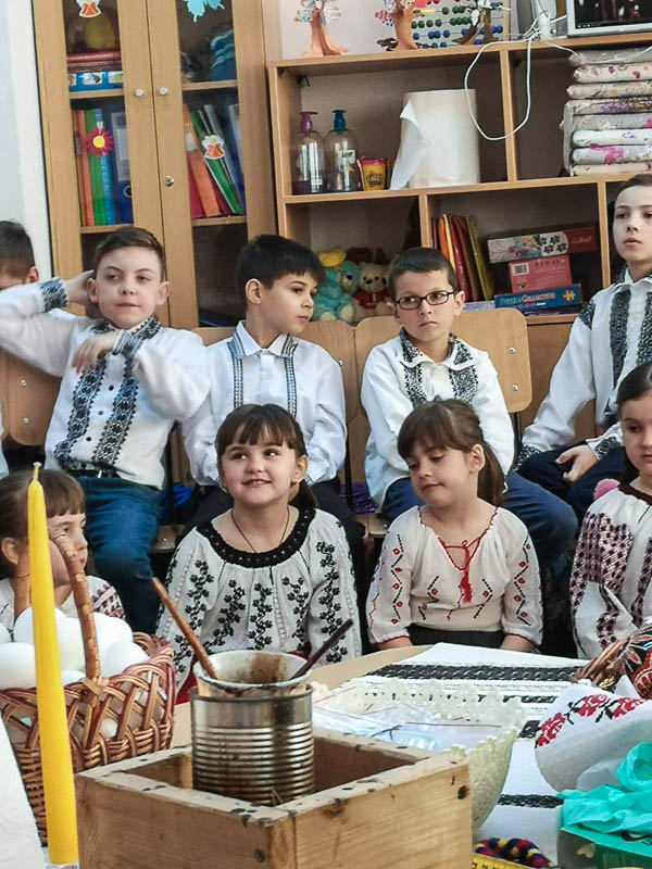 Elevii din Vicovu de Sus, iniţiaţi în taina încondeierii ouălor