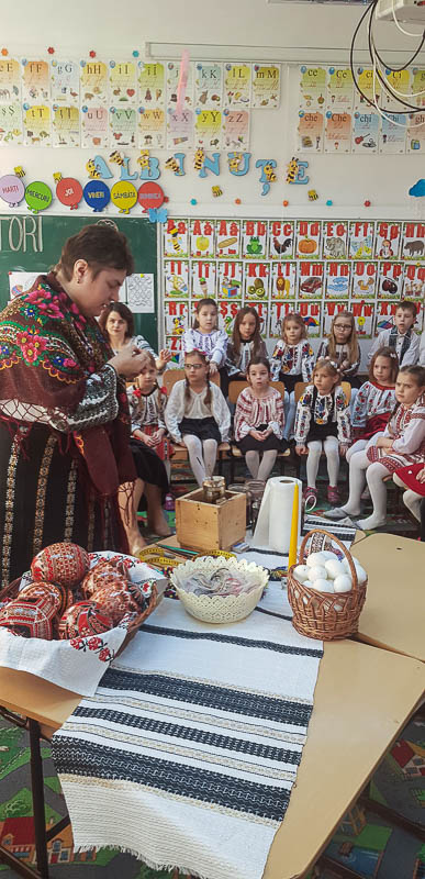 Elevii din Vicovu de Sus, iniţiaţi în taina încondeierii ouălor