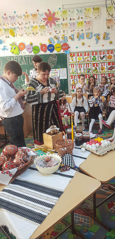 Elevii din Vicovu de Sus, iniţiaţi în taina încondeierii ouălor