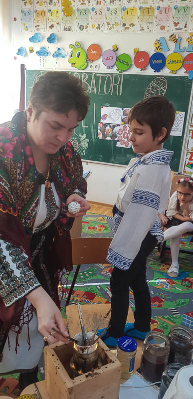 Elevii din Vicovu de Sus, iniţiaţi în taina încondeierii ouălor