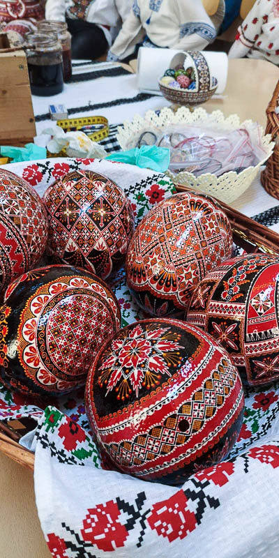 Elevii din Vicovu de Sus, iniţiaţi în taina încondeierii ouălor