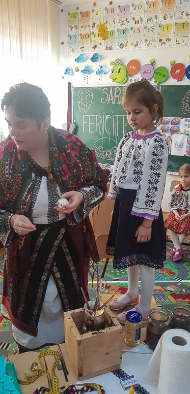 Elevii din Vicovu de Sus, iniţiaţi în taina încondeierii ouălor