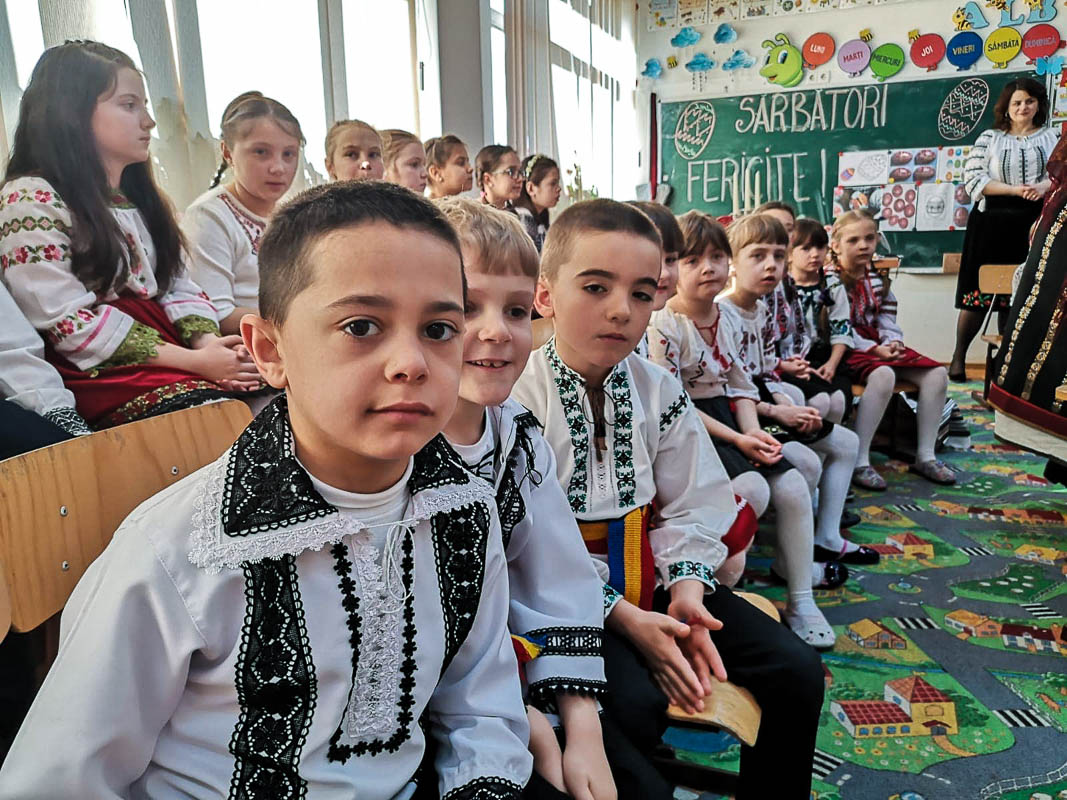 Elevii din Vicovu de Sus, iniţiaţi în taina încondeierii ouălor