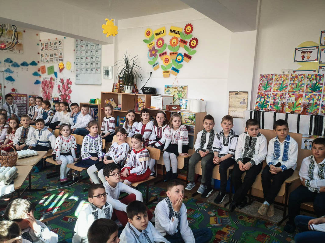 Elevii din Vicovu de Sus, iniţiaţi în taina încondeierii ouălor