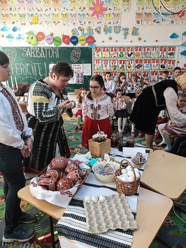 Elevii din Vicovu de Sus, iniţiaţi în taina încondeierii ouălor