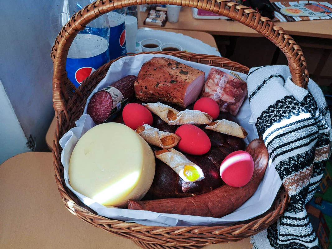 Elevii din Vicovu de Sus, iniţiaţi în taina încondeierii ouălor