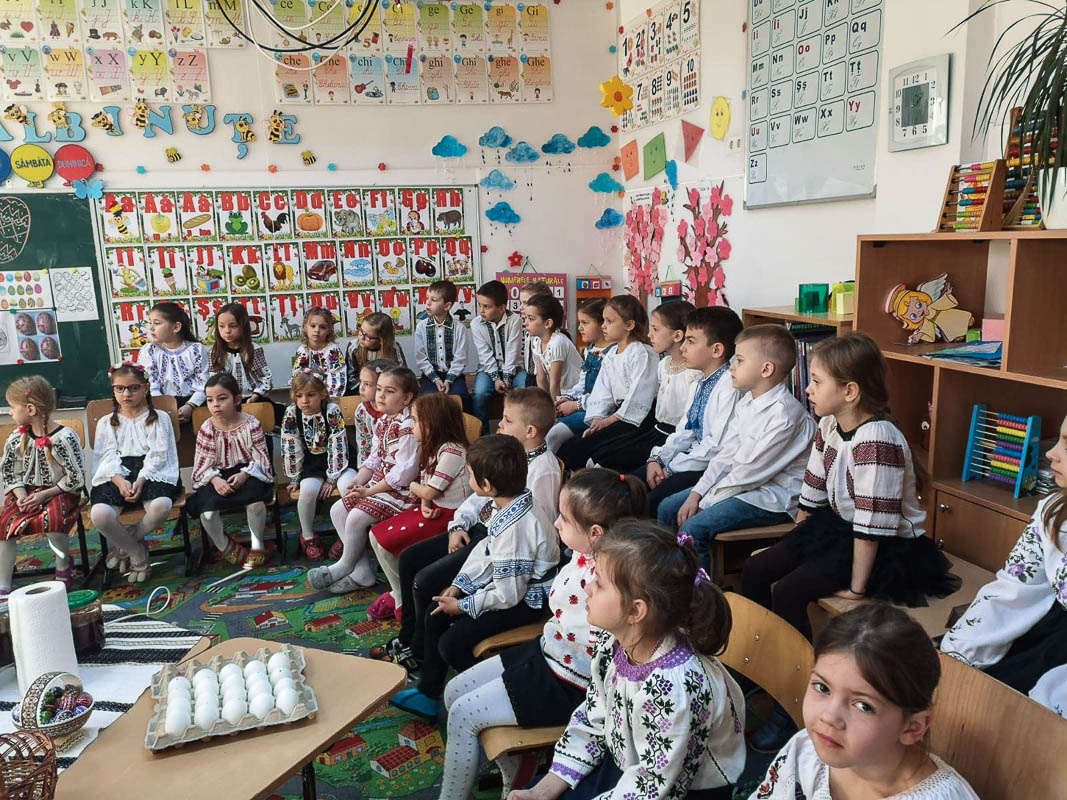 Elevii din Vicovu de Sus, iniţiaţi în taina încondeierii ouălor