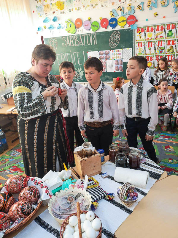 Elevii din Vicovu de Sus, iniţiaţi în taina încondeierii ouălor