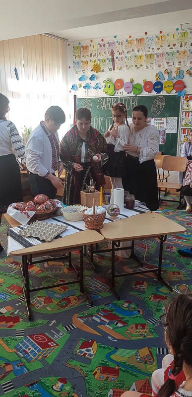 Elevii din Vicovu de Sus, iniţiaţi în taina încondeierii ouălor