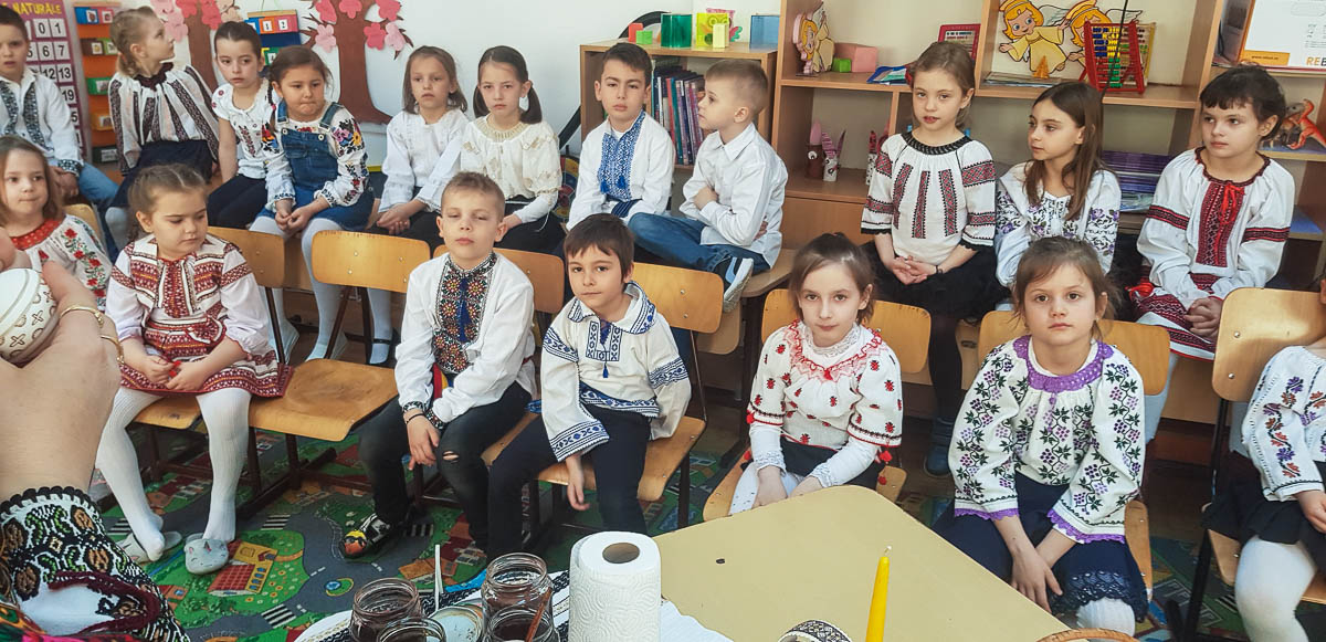 Elevii din Vicovu de Sus, iniţiaţi în taina încondeierii ouălor