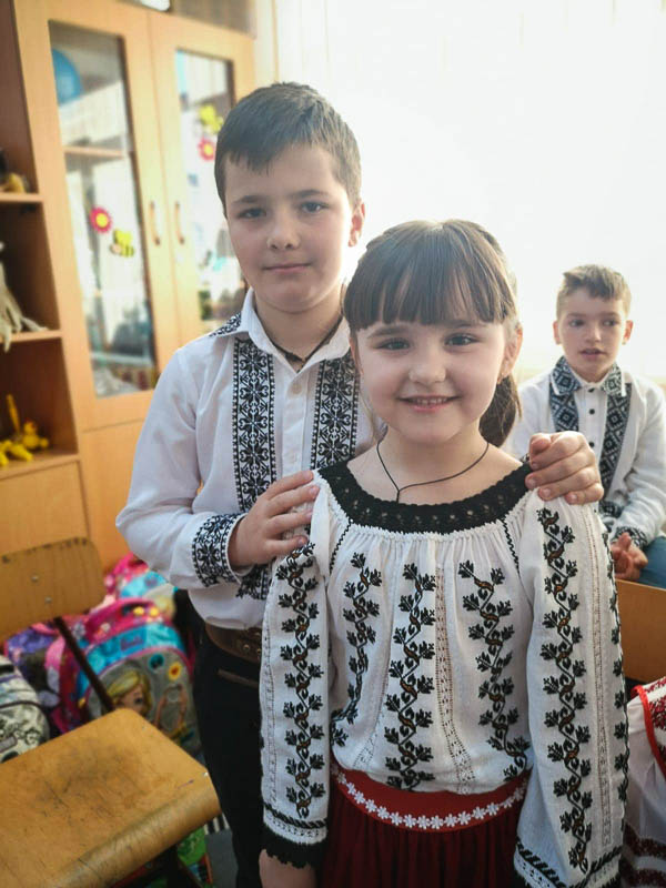 Elevii din Vicovu de Sus, iniţiaţi în taina încondeierii ouălor