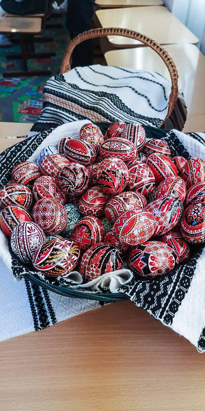 Elevii din Vicovu de Sus, iniţiaţi în taina încondeierii ouălor