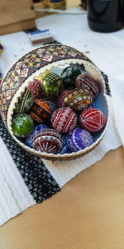 Elevii din Vicovu de Sus, iniţiaţi în taina încondeierii ouălor