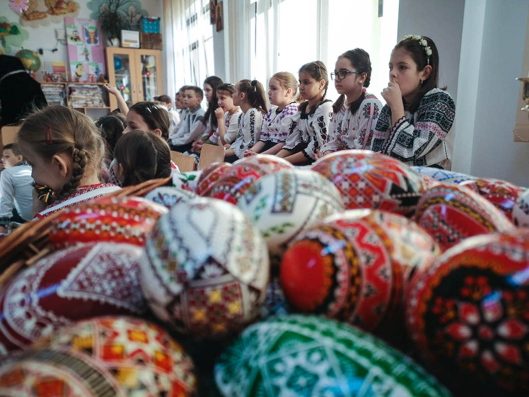 Elevii din Vicovu de Sus, iniţiaţi în taina încondeierii ouălor