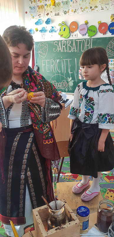 Elevii din Vicovu de Sus, iniţiaţi în taina încondeierii ouălor