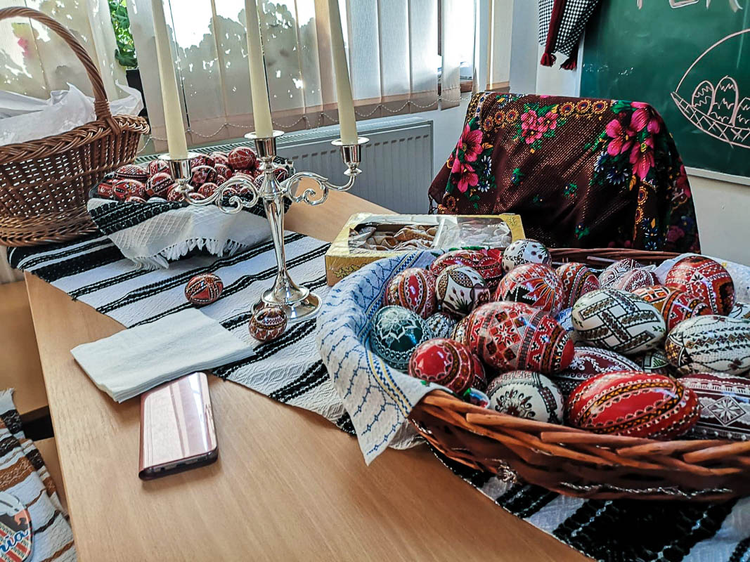 Elevii din Vicovu de Sus, iniţiaţi în taina încondeierii ouălor