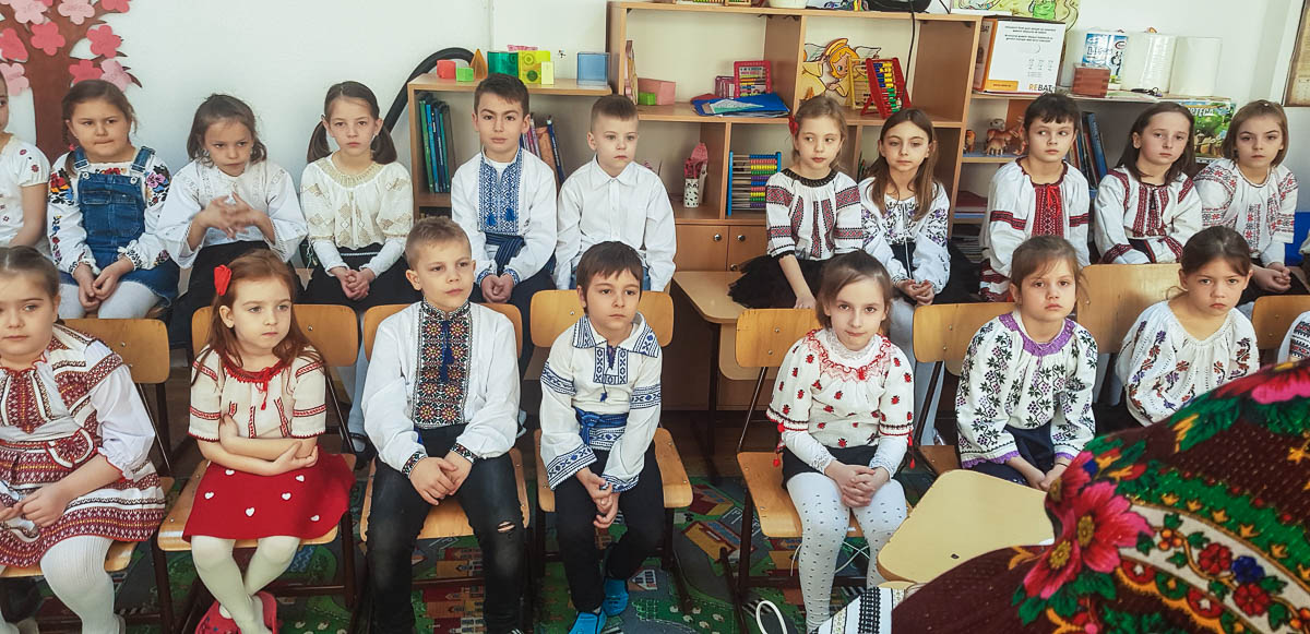 Elevii din Vicovu de Sus, iniţiaţi în taina încondeierii ouălor