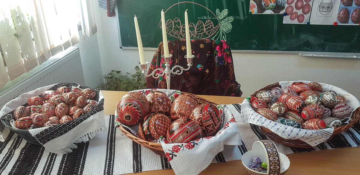 Elevii din Vicovu de Sus, iniţiaţi în taina încondeierii ouălor