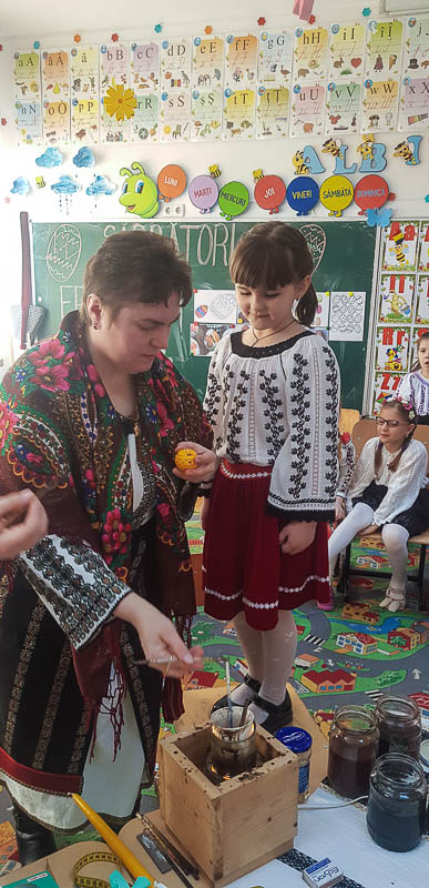 Elevii din Vicovu de Sus, iniţiaţi în taina încondeierii ouălor