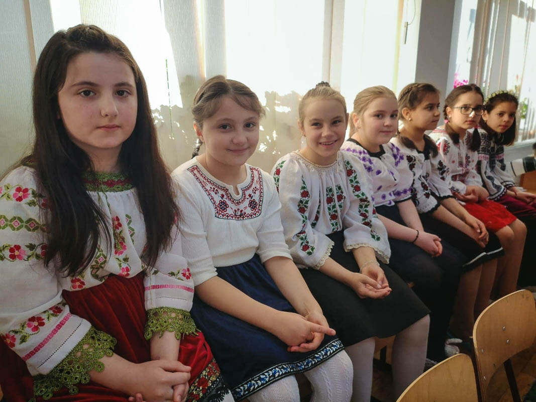 Elevii din Vicovu de Sus, iniţiaţi în taina încondeierii ouălor