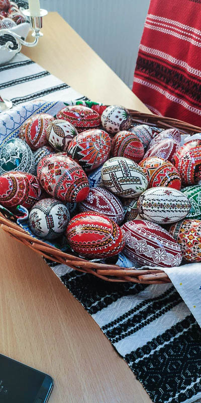 Elevii din Vicovu de Sus, iniţiaţi în taina încondeierii ouălor