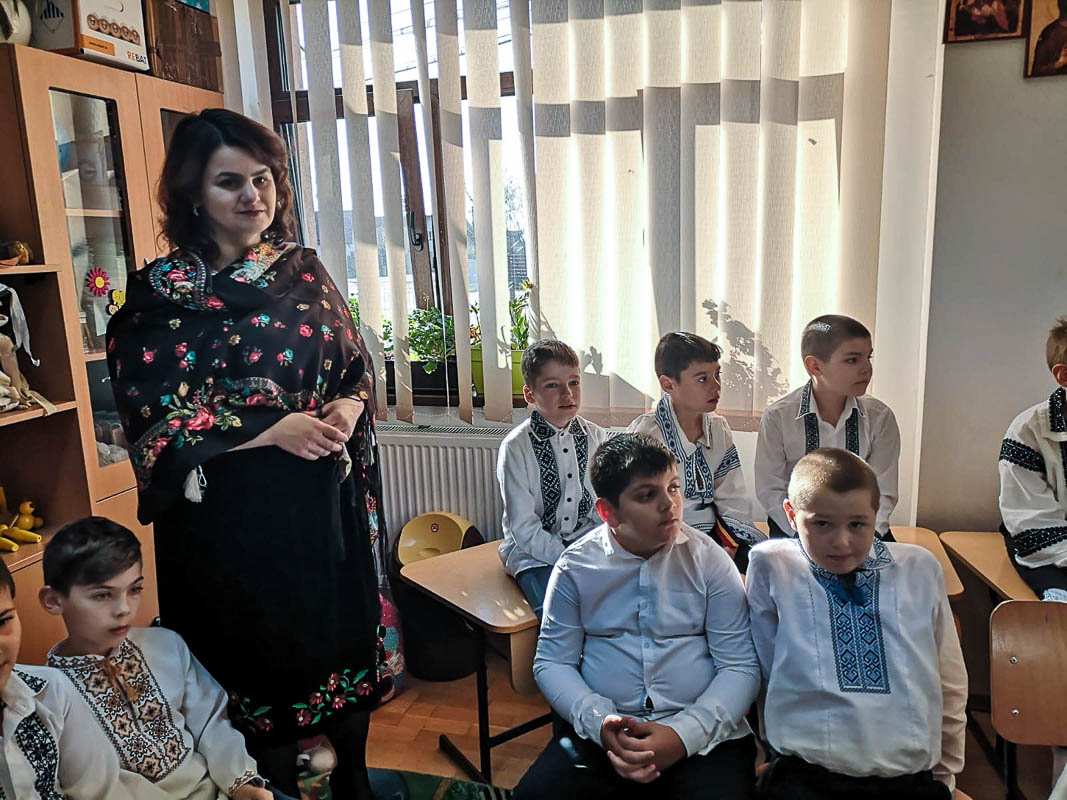 Elevii din Vicovu de Sus, iniţiaţi în taina încondeierii ouălor