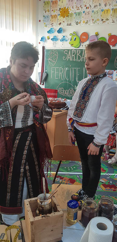 Elevii din Vicovu de Sus, iniţiaţi în taina încondeierii ouălor