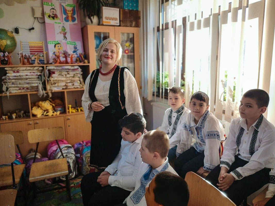 Elevii din Vicovu de Sus, iniţiaţi în taina încondeierii ouălor