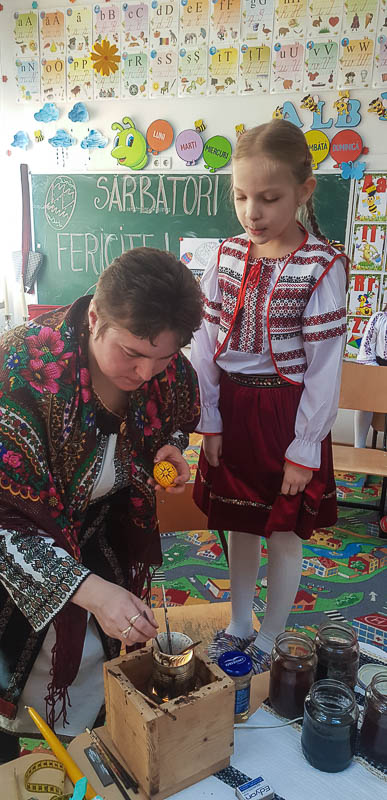 Elevii din Vicovu de Sus, iniţiaţi în taina încondeierii ouălor