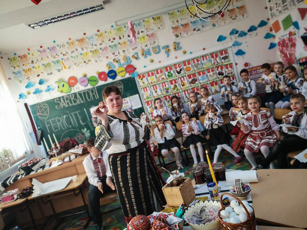 Elevii din Vicovu de Sus, iniţiaţi în taina încondeierii ouălor