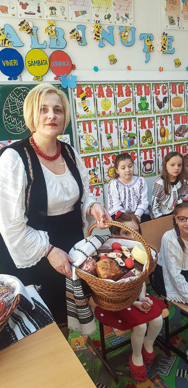 Elevii din Vicovu de Sus, iniţiaţi în taina încondeierii ouălor