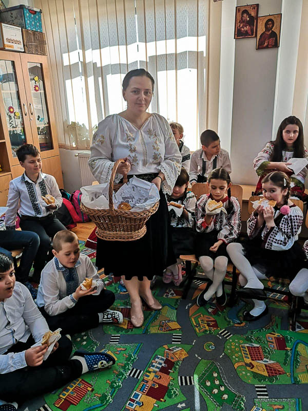 Elevii din Vicovu de Sus, iniţiaţi în taina încondeierii ouălor