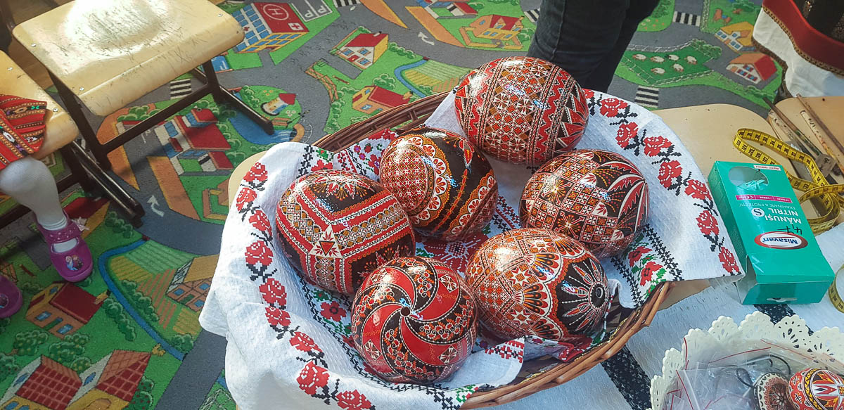 Elevii din Vicovu de Sus, iniţiaţi în taina încondeierii ouălor