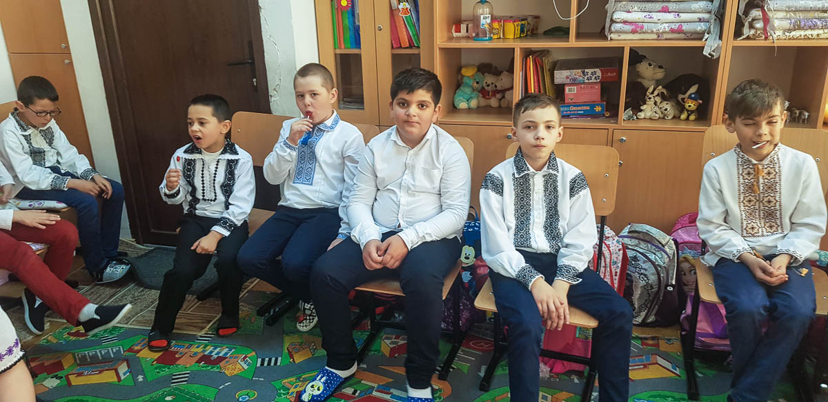 Elevii din Vicovu de Sus, iniţiaţi în taina încondeierii ouălor