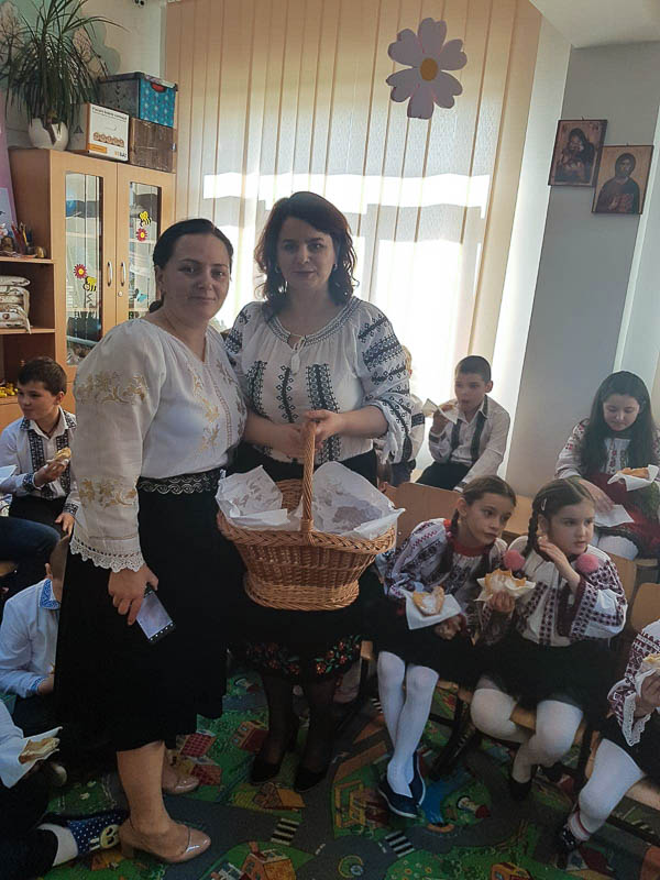 Elevii din Vicovu de Sus, iniţiaţi în taina încondeierii ouălor