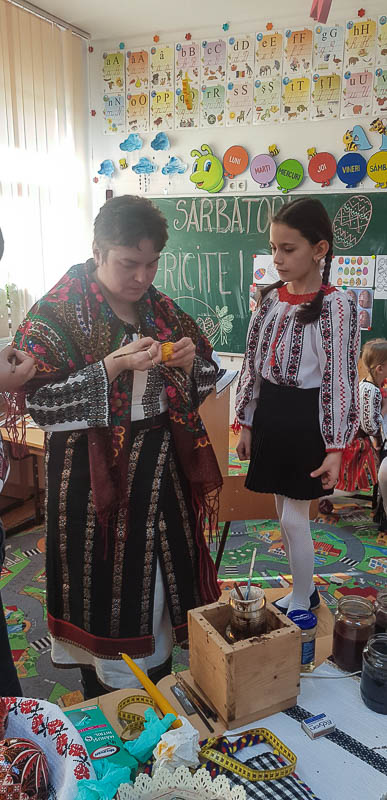 Elevii din Vicovu de Sus, iniţiaţi în taina încondeierii ouălor