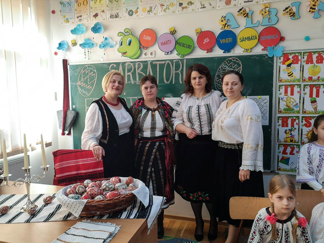Elevii din Vicovu de Sus, iniţiaţi în taina încondeierii ouălor
